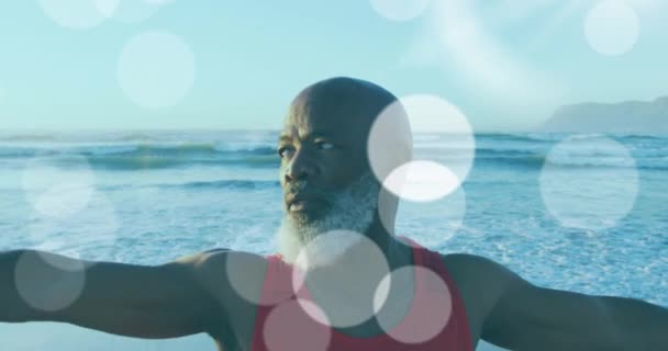 Sahilde Işık Noktalarında Yoga Yapan Yaşlı Afro Amerikan Bir Adamın — Stok video