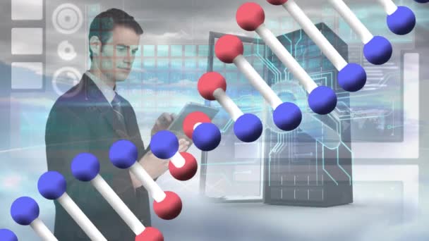 Animação Cadeia Dna Homem Caucasiano Usando Tablet Servidor Sobre Nuvens — Vídeo de Stock