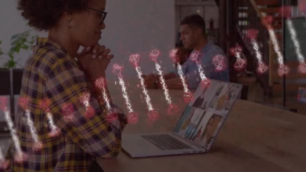 Animering Dna Strängen Över Afrikansk Amerikansk Affärskvinna Med Bärbar Dator — Stockvideo