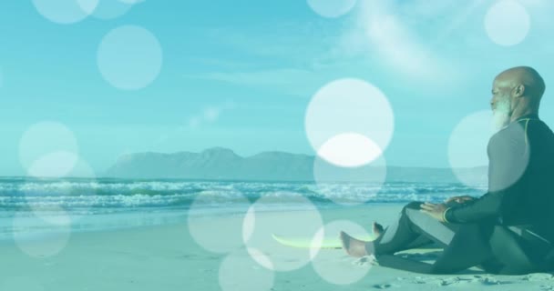 非洲裔美国男性冲浪者坐在沙滩上的亮点上的动画 休闲和福利概念数码视频 — 图库视频影像