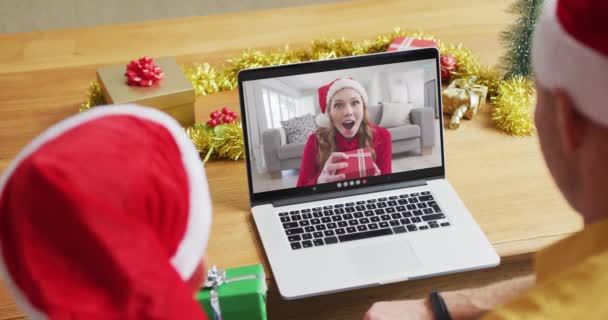 Padre Figlio Caucasico Con Cappelli Babbo Natale Utilizzando Computer Portatile — Video Stock