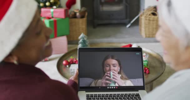 Diverse Amiche Anziane Utilizzando Computer Portatile Videochiamata Natale Con Donna — Video Stock