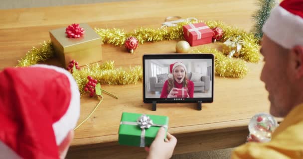 카프카스 아버지와 모자를 크리스마스 비디오 통화를 태블릿을 사용하는 크리스마스 — 비디오