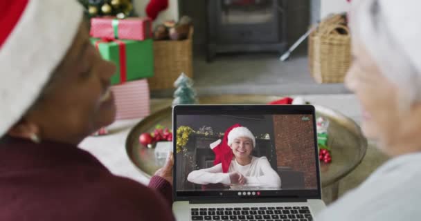 画面上の幸せな女性とクリスマスのビデオ通話のためのラップトップを使用して多様なシニア女性の友人 クリスマスやお祭りや通信技術は — ストック動画