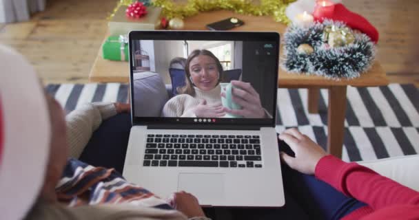 Mãe Filha Afro Americana Usando Laptop Para Chamada Vídeo Natal — Vídeo de Stock