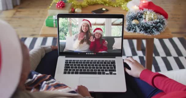 非裔美国人的母亲和女儿使用笔记本电脑与家人在屏幕上的圣诞视频通话 圣诞节 节日和通信技术 — 图库视频影像