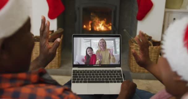 Африканская Американская Пара Шляпах Санты Использует Ноутбук Рождественского Видео Звонка — стоковое видео