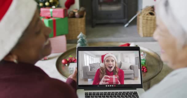 Diverse Senior Kvindelige Venner Bruger Laptop Til Jul Videoopkald Med – Stock-video