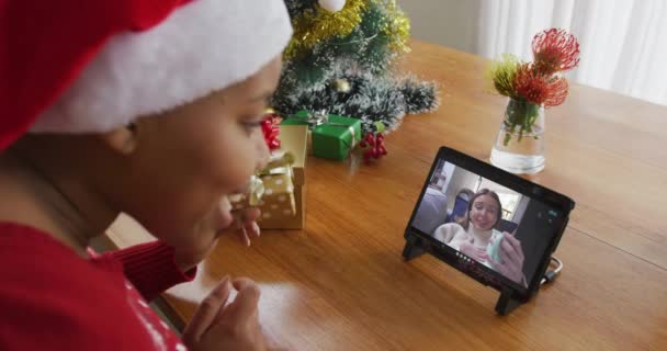 Mujer Afroamericana Con Sombrero Santa Usando Tableta Para Videollamada Navidad — Vídeos de Stock