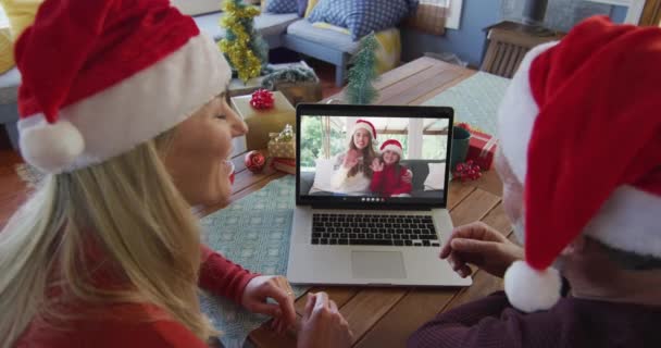 Kaukázusi Pár Mikulás Sapkával Laptoppal Karácsonyi Videóhívásra Családdal Képernyőn Karácsony — Stock videók