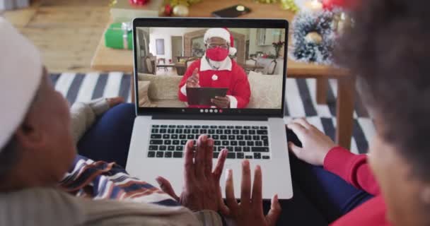 Madre Hija Afroamericanas Usando Portátil Para Videollamada Navidad Con Santa — Vídeos de Stock