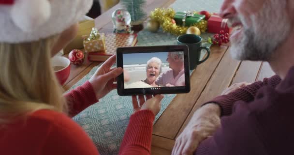 Pareja Caucásica Con Sombreros Santa Usando Tableta Para Videollamada Navidad — Vídeos de Stock