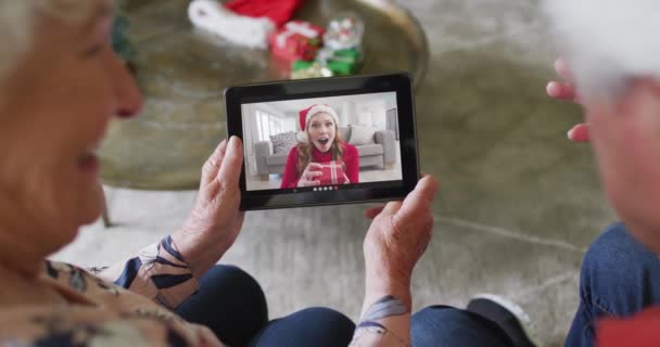 クリスマスのビデオ通話にタブレットを使用しているシニア白人カップルは 画面上の幸せな女性と クリスマスやお祭りや通信技術は — ストック動画