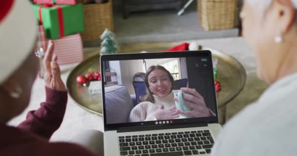 Diverse Seniorinnen Nutzen Laptop Für Weihnachts Videoanrufe Mit Glücklichen Frauen — Stockvideo