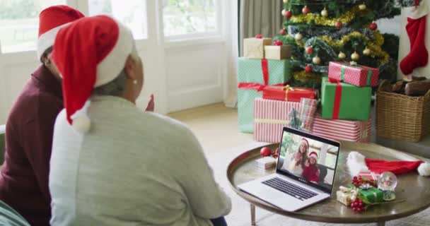 Diverse Amiche Anziane Utilizzando Computer Portatile Videochiamata Natale Con Famiglia — Video Stock