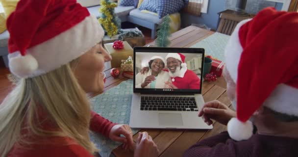 Blank Stel Met Kerstmutsen Met Laptop Voor Kerst Videogesprek Met — Stockvideo