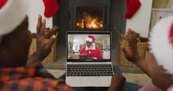 Африканська Американська Пара Сантовими Капелюхами Використовує Ноутбук Відео Дзвінка Christmas — стокове відео