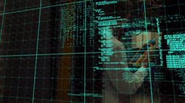 Beyaz adamın sunucu odasında veri işleme animasyonu. küresel veri işleme, hesaplama ve dijital arayüz kavramı dijital olarak oluşturulmuş video.