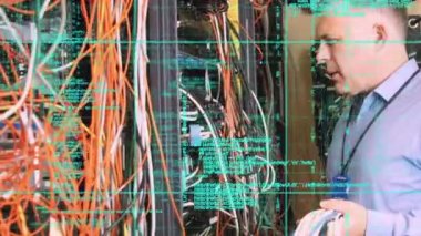 Beyaz adamın sunucu odasında veri işleme animasyonu. küresel veri işleme, hesaplama ve dijital arayüz kavramı dijital olarak oluşturulmuş video.