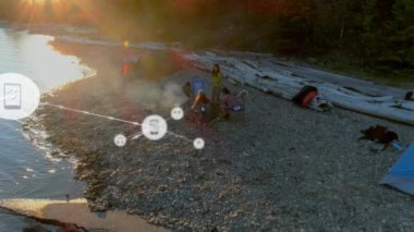 Kamp yapan insanlar üzerindeki bağlantı ağının ve simgelerin animasyonu. Sosyal medya ve iletişim konsepti dijital olarak oluşturulmuş video.