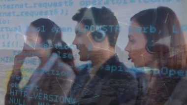 Telefon kulaklığı kullanan iş adamları üzerinde küresel ve veri işleme animasyonu. küresel bağlantılar, iş dünyası, dijital arayüz, teknoloji ve ağ konsepti dijital olarak oluşturulmuş video.