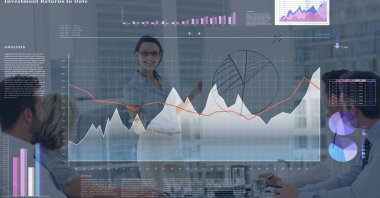 İş kadınlarının sunum yapmalarına karşı iş verilerinin birleşik görüntüsü. İş analitiği ve teknoloji kavramı