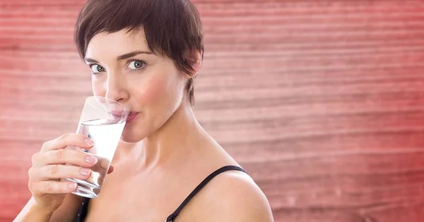 Imagen Compuesta Mujer Caucásica Bebiendo Agua Vaso Sobre Fondo Texturizado —  Fotos de Stock