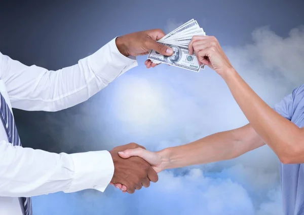 男の真ん中のセクションでは 空の雲に対して別の男にドルを与える 世界的なビジネスと金融の概念 — ストック写真