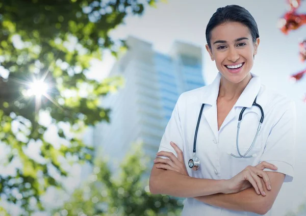 综合形象的高加索女医生与高楼大厦的背景 保健和医疗概念 — 图库照片