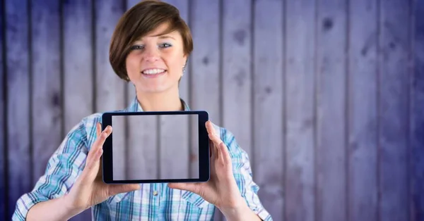 Beyaz Bir Kadının Mavi Ahşap Arka Planda Dijital Tablet Tutarken — Stok fotoğraf