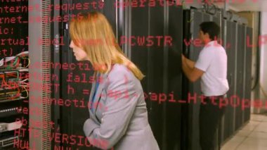 Sunucu odasındaki farklı insanlar üzerinde veri işleme animasyonu. küresel veri işleme, hesaplama ve dijital arayüz kavramı dijital olarak oluşturulmuş video.