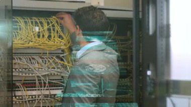 Beyaz adamın sunucu odasında veri işleme animasyonu. küresel veri işleme, hesaplama ve dijital arayüz kavramı dijital olarak oluşturulmuş video.