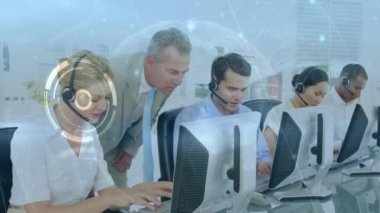 Telefon kulaklığı kullanan iş adamlarının üzerinde dünyanın animasyonu. küresel bağlantılar, iş dünyası, dijital arayüz, teknoloji ve ağ konsepti dijital olarak oluşturulmuş video.