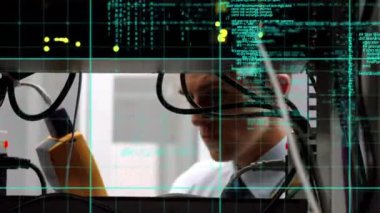 Beyaz adamın sunucu odasında veri işleme animasyonu. küresel veri işleme, hesaplama ve dijital arayüz kavramı dijital olarak oluşturulmuş video.