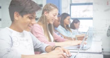 Bilgisayar kullanan öğrencilerin matematiksel formüllerinin animasyonu. eğitim ve öğrenme kavramı dijital olarak oluşturulmuş video.