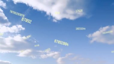 Süzülen sayıların ve bulutlar üzerindeki tepkilerin animasyonu. Sosyal medya, teknoloji ve iletişim konsepti dijital olarak oluşturulmuş video.