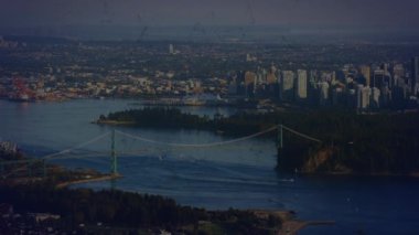 Şehir manzarası üzerindeki bağlantı ağının animasyonu. küresel bağlantılar, iş dünyası, dijital arayüz, teknoloji ve ağ konsepti dijital olarak oluşturulmuş video.