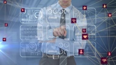 Akıllı telefon kullanan adamın dijital arayüz ve veri işleme animasyonu. küresel bağlantılar, iş dünyası, dijital arayüz, teknoloji ve ağ konsepti dijital olarak oluşturulmuş video.