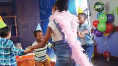 Doğum günü partisinde dans eden çeşitli çocukların üzerindeki şekillerin animasyonu. parti, çocukluk ve kutlama konsepti dijital olarak oluşturulmuş video.
