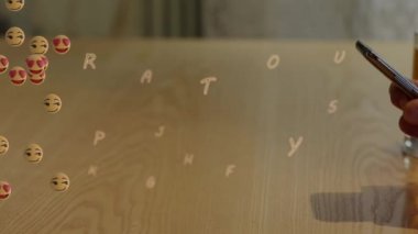 Akıllı telefon kullanarak havada süzülen emojilerin animasyonu. Sosyal medya, teknoloji ve iletişim konsepti dijital olarak oluşturulmuş video.