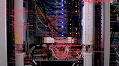 Bilgisayar sunucusuna yakın veri işleme animasyonu. küresel veri işleme, hesaplama ve dijital arayüz kavramı dijital olarak oluşturulmuş video.