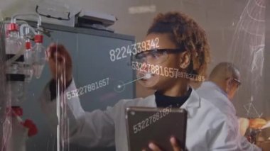 Laptop kullanan bir kadının veri işleme animasyonu. küresel bağlantılar, iş dünyası, dijital arayüz, teknoloji ve ağ konsepti dijital olarak oluşturulmuş video.