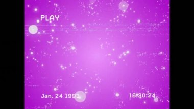 Mor arkaplandaki parlak noktaların üzerindeki parazitin canlandırması. küresel dijital arayüz, veri işleme ve teknoloji konsepti dijital olarak oluşturulmuş video.