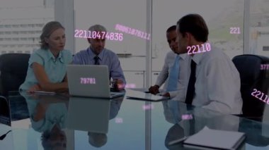 Sosyal medya simgelerinin ve numaraların ofiste çalışan çeşitli iş adamlarının animasyonu. Sosyal medya, teknoloji ve iletişim konsepti dijital olarak oluşturulmuş video.