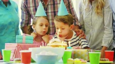 Doğum günü partisinde farklı insanların üzerinde doğum günü pastası ile şekillerin canlandırılması. parti, çocukluk ve kutlama konsepti dijital olarak oluşturulmuş video.