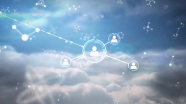 Gökyüzü üzerindeki ikonlar ve moleküllerle bulutlar arasındaki bağlantı ağının animasyonu. küresel bağlantılar, veri işleme ve dijital arayüz konsepti dijital olarak oluşturulmuş video.
