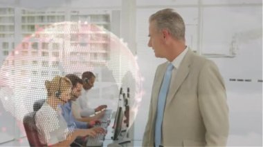 Telefon kulaklığı kullanan iş adamlarının üzerinde dünyanın animasyonu. küresel bağlantılar, iş dünyası, dijital arayüz, teknoloji ve ağ konsepti dijital olarak oluşturulmuş video.