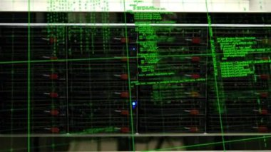 Bilgisayar sunucusuna yakın veri işleme animasyonu. küresel veri işleme, hesaplama ve dijital arayüz kavramı dijital olarak oluşturulmuş video.