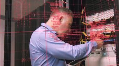 Sunucu odasında tablet kullanan beyaz adamın veri işleme animasyonu. küresel veri işleme, hesaplama ve dijital arayüz kavramı dijital olarak oluşturulmuş video.