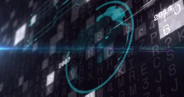 Koyu arkaplandaki veri işleme üzerinde mavi kürenin animasyonu. küresel bağlantılar, iş dünyası, dijital arayüz, teknoloji ve ağ konsepti dijital olarak oluşturulmuş video.